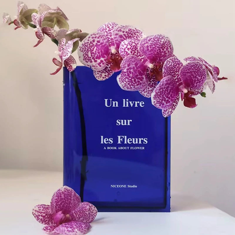 Evasion florale - Vase en acrylique au design livresque